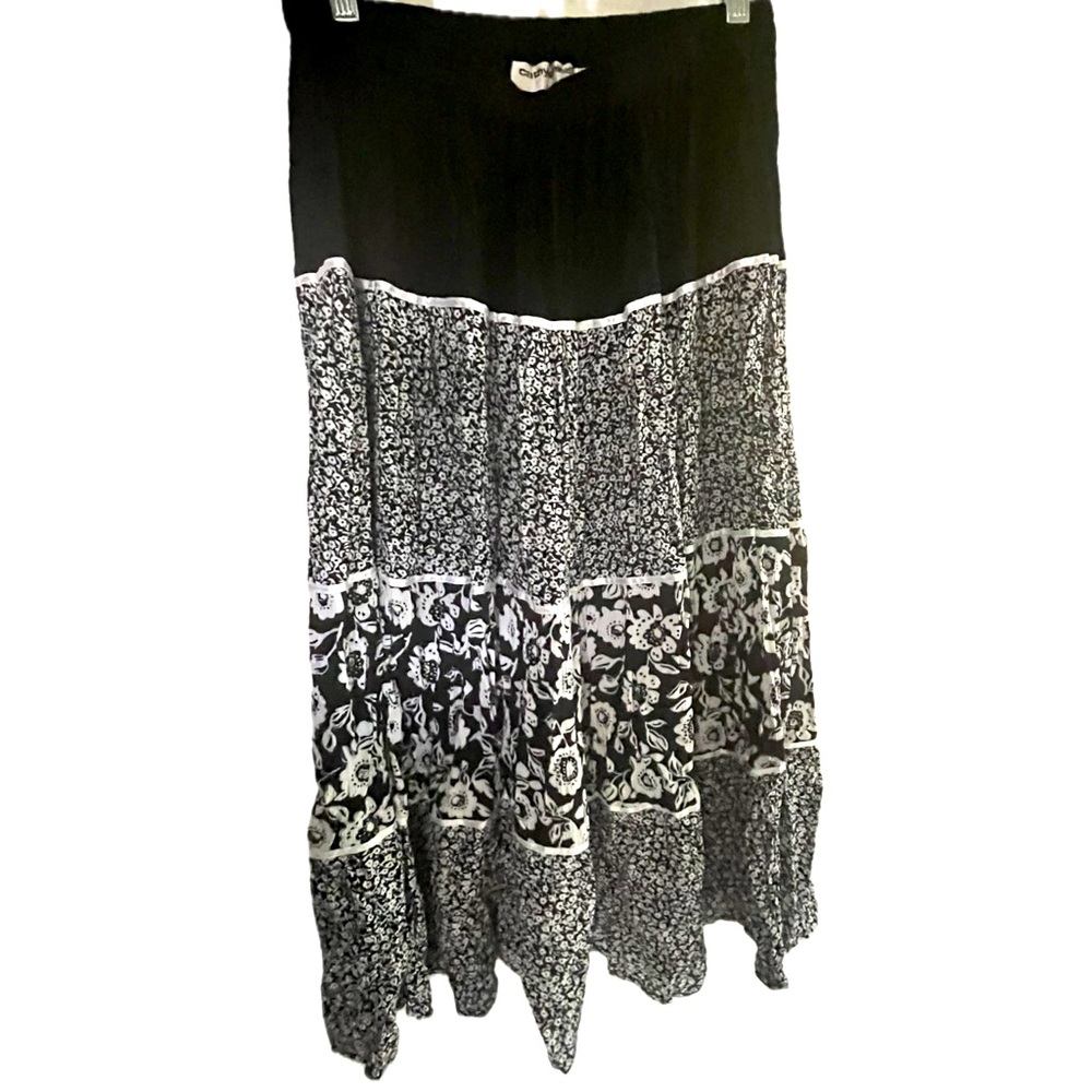 Long flowy black & white skirt
